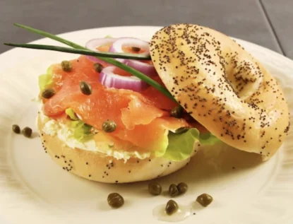 best-breakfast-for-weight-loss-smoked-salmon-bagel